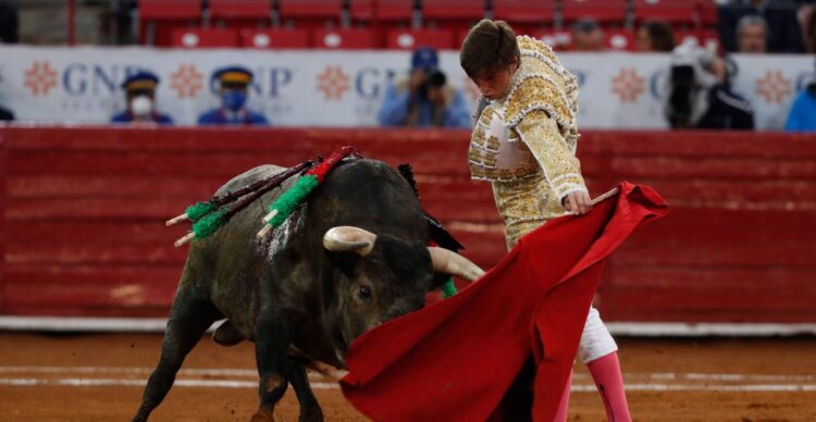 CIUDAD DE MÉXICO, 29ENERO2022.- El torero mexicano Juan Pedro Llaguno cortó un oreja en su primer presentación este 2022 en la Plaza México. 
FOTO: GABINO ACEVEDO/CUARTOSCURO.COM