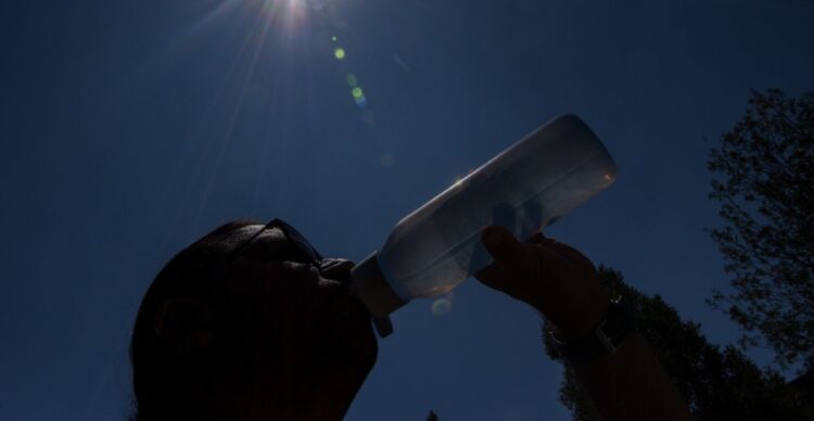 TOLUCA, ESTADO DE MÉXICO, 14JUNIO2023.-  Ante las altas temperaturas que se registran en el Valle de Toluca las personas salen a realizar sus actividades con sombreros o paraguas, así como bisar hidratarse de manera constante para poder soportar el intenso calor. FOTO: CRISANTA ESPINOSA AGUILAR /CUARTOSCURO.COM