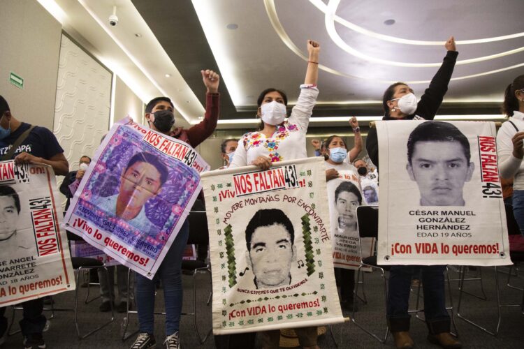 Mëxico, Ciudad de México. 28 Marzo 2022. Un grupo de padres de los 43 estudiantes desaparecidos en Ayotzinapa, participa durante el III Informe del Grupo Interdisciplinario de Expertos Independientes (GIEI) en la secretaría de gobernación en la Ciudad de México.