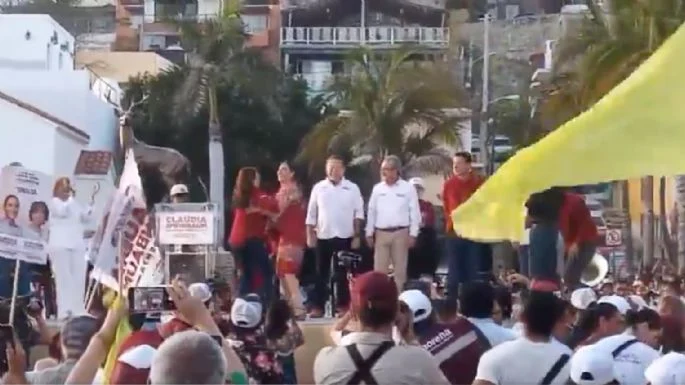 #Video: HACE SHEINBAUM ‘EL OSO’ EN MAZATLÁN: CAE MIENTRA BAILABA BANDA… PERO LO TOMA CON HUMOR