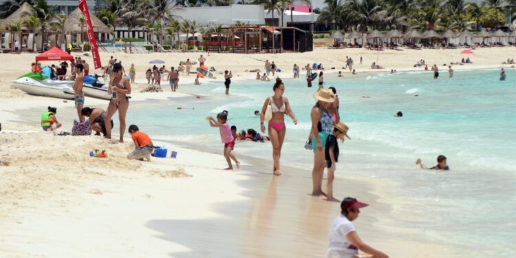 Cancún, 1 de Agosto.- Playa Gaviota Azul esta mañana se observó libre de sargazo, lo que permitió que los turistas que se encuentran vacacionando en el destino turístico pudieran disfrutar de todos los atractivos que ofrece el Caribe Mexicano.