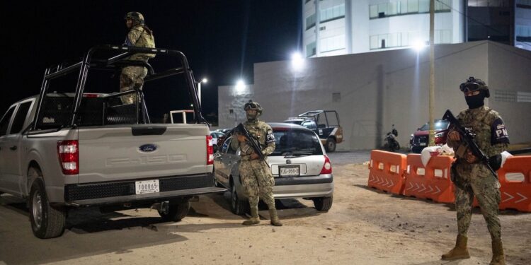 BOCA DEL RIO, VERACRUZ, 23JUNIO2024.- En las últimas horas de este sábado se registró un fuerte operativo donde se observaron decenas de patrullas de diversas corporaciones como  Fuerza Civil, la Secretaría de Marina Armada de México, Policía Estatal y Policía Municipal, quienes aseguraron un inmueble ubicado en la calle Ballena del lujoso fraccionamiento Costa de Oro, donde había un arsenal de armas de diversos calibres y sustancias ilícitas.
FOTO: VICTORIA RAZO /CUARTOSCURO.COM