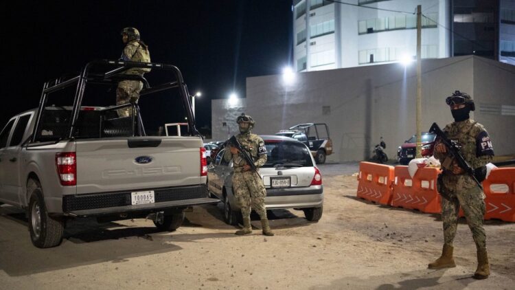 BOCA DEL RIO, VERACRUZ, 23JUNIO2024.- En las últimas horas de este sábado se registró un fuerte operativo donde se observaron decenas de patrullas de diversas corporaciones como  Fuerza Civil, la Secretaría de Marina Armada de México, Policía Estatal y Policía Municipal, quienes aseguraron un inmueble ubicado en la calle Ballena del lujoso fraccionamiento Costa de Oro, donde había un arsenal de armas de diversos calibres y sustancias ilícitas.
FOTO: VICTORIA RAZO /CUARTOSCURO.COM