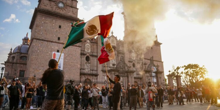 MORELIA, MICHOACÁN, 03NOVIEMBRE2025.- El día de ayer elementos de seguridad estatal detuvieron y sometieron a varios manifestantes al interior de Palacio de Gobierno, en Morelia, luego de que un grupo ingresara al edificio y provocara destrozos durante la protesta por el asesinato de Carlos Manzo, alcalde de Uruapan. Lo que comenzó como una marcha pacífica en su memoria terminó con enfrentamientos, vidrios rotos y mobiliario arrojado a la calle. FOTO: ASAID CASTRO/ACG/CUARTOSCURO.COM