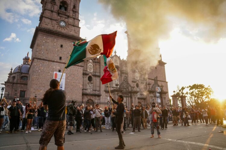 MORELIA, MICHOACÁN, 03NOVIEMBRE2025.- El día de ayer elementos de seguridad estatal detuvieron y sometieron a varios manifestantes al interior de Palacio de Gobierno, en Morelia, luego de que un grupo ingresara al edificio y provocara destrozos durante la protesta por el asesinato de Carlos Manzo, alcalde de Uruapan. Lo que comenzó como una marcha pacífica en su memoria terminó con enfrentamientos, vidrios rotos y mobiliario arrojado a la calle. FOTO: ASAID CASTRO/ACG/CUARTOSCURO.COM