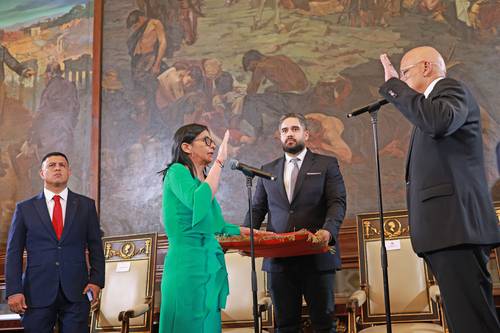 ▲  “Vengo con dolor por el sufrimiento que se le ha causado al pueblo venezolano, pero también con honor”, expresó Delcy Rodríguez al jurar como presidenta encargada ante el dirigente del Parlamento, su hermano Jorge Rodríguez.