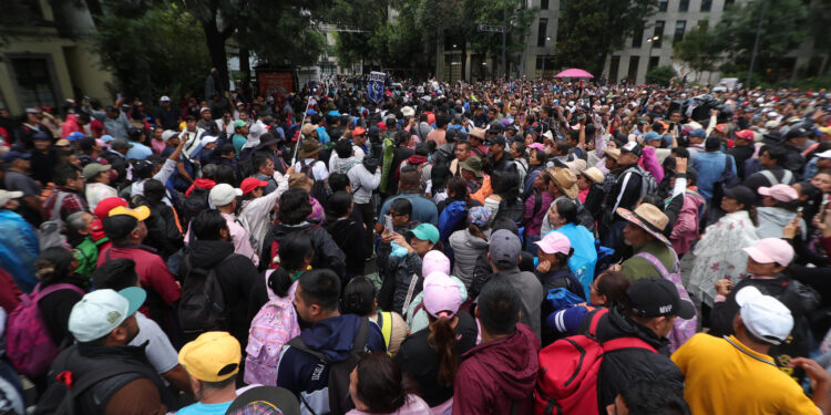 MEX5521. CIUDAD DE MÉXICO (MÉXICO), 10/06/2026.- Personas se manifiestan este miércoles, a las afueras de la Secretaria de Gobernación en Ciudad de México (México). A horas del inicio del Mundial 2026, agentes de la Secretaría de Seguridad Ciudadana (SSC) desplegaron un operativo de seguridad en el perímetro del Aeropuerto Internacional de la Ciudad de México (AICM) para contener la llegada prevista de manifestantes, integrantes de la Coordinadora Nacional de Trabajadores de la Educación (CNTE). EFE/ Madla Hartz