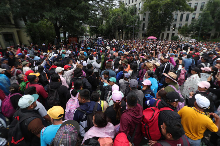 MEX5521. CIUDAD DE MÉXICO (MÉXICO), 10/06/2026.- Personas se manifiestan este miércoles, a las afueras de la Secretaria de Gobernación en Ciudad de México (México). A horas del inicio del Mundial 2026, agentes de la Secretaría de Seguridad Ciudadana (SSC) desplegaron un operativo de seguridad en el perímetro del Aeropuerto Internacional de la Ciudad de México (AICM) para contener la llegada prevista de manifestantes, integrantes de la Coordinadora Nacional de Trabajadores de la Educación (CNTE). EFE/ Madla Hartz