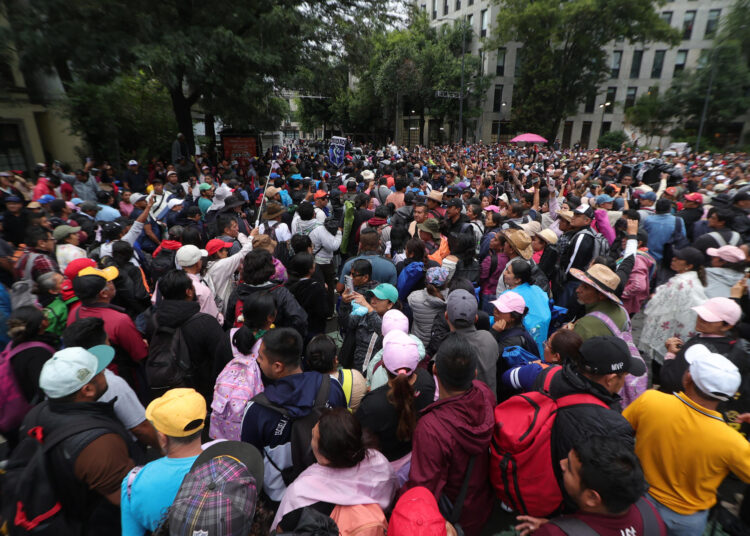 MEX5521. CIUDAD DE MÉXICO (MÉXICO), 10/06/2026.- Personas se manifiestan este miércoles, a las afueras de la Secretaria de Gobernación en Ciudad de México (México). A horas del inicio del Mundial 2026, agentes de la Secretaría de Seguridad Ciudadana (SSC) desplegaron un operativo de seguridad en el perímetro del Aeropuerto Internacional de la Ciudad de México (AICM) para contener la llegada prevista de manifestantes, integrantes de la Coordinadora Nacional de Trabajadores de la Educación (CNTE). EFE/ Madla Hartz