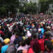 MEX5521. CIUDAD DE MÉXICO (MÉXICO), 10/06/2026.- Personas se manifiestan este miércoles, a las afueras de la Secretaria de Gobernación en Ciudad de México (México). A horas del inicio del Mundial 2026, agentes de la Secretaría de Seguridad Ciudadana (SSC) desplegaron un operativo de seguridad en el perímetro del Aeropuerto Internacional de la Ciudad de México (AICM) para contener la llegada prevista de manifestantes, integrantes de la Coordinadora Nacional de Trabajadores de la Educación (CNTE). EFE/ Madla Hartz