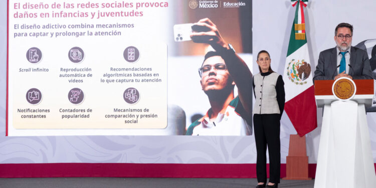 Cuauhtémoc, Ciudad de México. 3 de agosto 2026. La presidenta constitucional de los Estados Unidos Mexicanos, la Doctora Claudia Sheinbaum Pardo en conferencia de prensa matutina en el salón de la Tesorería de Palacio Nacional. La acompañan: Mario Delgado Carrillo, secretario de Educación Pública; Julio César León Trujillo, coordinador nacional de becas para el Bienestar; Ricardo Villanueva Lomelí, subsecretario de Educación Superior; Arturo Béjar, exdirector de ingeniería en Meta; Jonathan David Haidt, psicólogo social estadounidense, profesor de Liderazgo Ético en la Universidad de Nueva York; Alfonso Suárez del Real, asesor político de la Coordinación de Comunicación Social. Foto: Saúl López/Presidencia