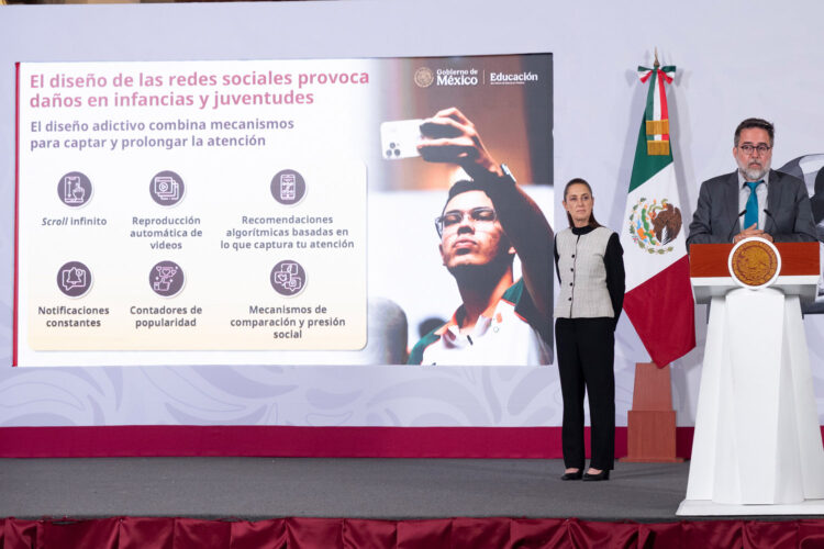 Cuauhtémoc, Ciudad de México. 3 de agosto 2026. La presidenta constitucional de los Estados Unidos Mexicanos, la Doctora Claudia Sheinbaum Pardo en conferencia de prensa matutina en el salón de la Tesorería de Palacio Nacional. La acompañan: Mario Delgado Carrillo, secretario de Educación Pública; Julio César León Trujillo, coordinador nacional de becas para el Bienestar; Ricardo Villanueva Lomelí, subsecretario de Educación Superior; Arturo Béjar, exdirector de ingeniería en Meta; Jonathan David Haidt, psicólogo social estadounidense, profesor de Liderazgo Ético en la Universidad de Nueva York; Alfonso Suárez del Real, asesor político de la Coordinación de Comunicación Social. Foto: Saúl López/Presidencia