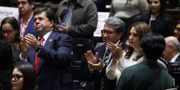 CIUDAD DE MÉXICO, 06OCTUBRE2026.- Los diputados Pedro Haces Barba y Ricardo Monreal durante la comparencia de Marath Baruch Bolaños López, secretario del Trabajo y Previsión Social de México, ante el pleno de la Cámara de Diputados.
FOTO: GRACIELA LÓPEZ/CUARTOSCURO.COM