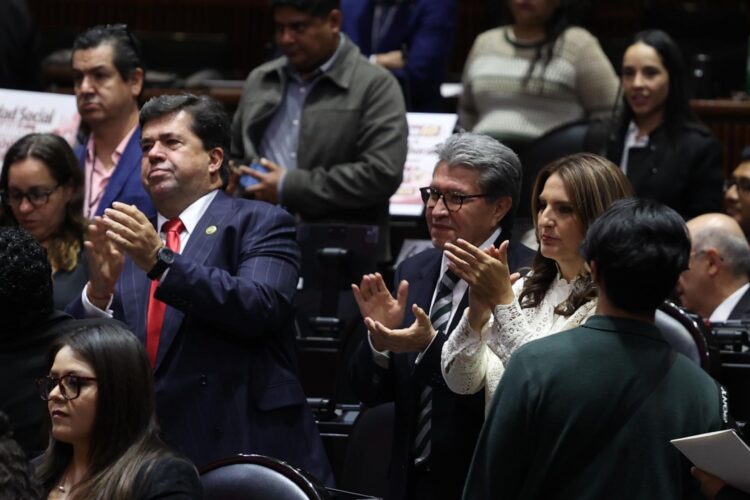 CIUDAD DE MÉXICO, 06OCTUBRE2026.- Los diputados Pedro Haces Barba y Ricardo Monreal durante la comparencia de Marath Baruch Bolaños López, secretario del Trabajo y Previsión Social de México, ante el pleno de la Cámara de Diputados.
FOTO: GRACIELA LÓPEZ/CUARTOSCURO.COM