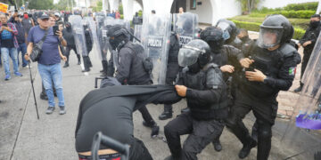 Fotografía del 11 de octubre de 2026, donde se observa a policías enfrentándose con un manifestante durante una protesta en la ciudad de Guadalajara en Jalisco (México). EFE/Francisco Guasco