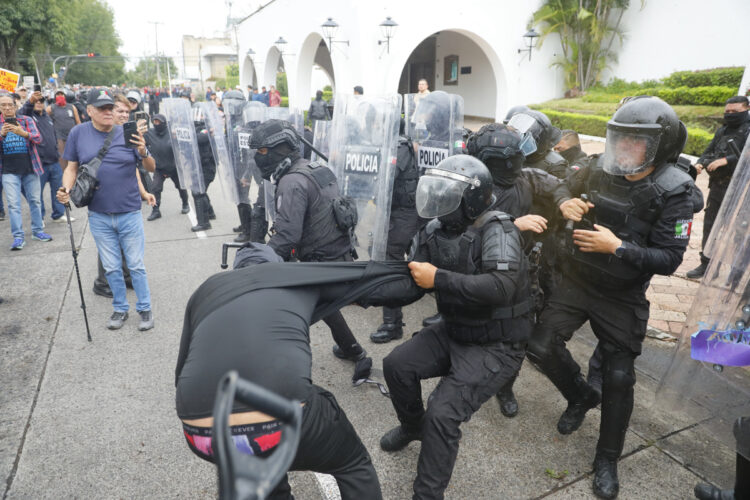 Fotografía del 11 de octubre de 2026, donde se observa a policías enfrentándose con un manifestante durante una protesta en la ciudad de Guadalajara en Jalisco (México). EFE/Francisco Guasco