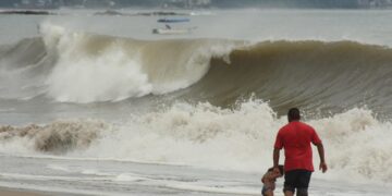 Un hombre y su hijo observan la turbulencia marítima en las playas de Puerto Vallarta (México). Imagen de archivo. EFE/Francisco Pérez