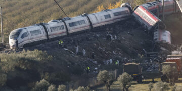 FOTODELDIA URDA (TOLEDO), 29/10/2026.- Camiones del ejército y grúas pesadas trabajan este jueves en los convoyes de los trenes de Renfe e Iryo que colisionaron en Urda (Toledo) un día después del suceso. EFE/ J.J.Guillen
