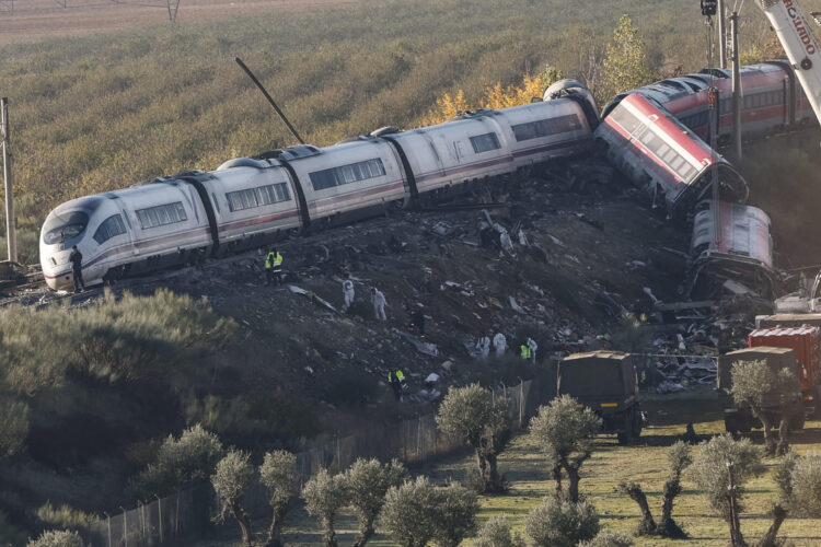 FOTODELDIA URDA (TOLEDO), 29/10/2026.- Camiones del ejército y grúas pesadas trabajan este jueves en los convoyes de los trenes de Renfe e Iryo que colisionaron en Urda (Toledo) un día después del suceso. EFE/ J.J.Guillen